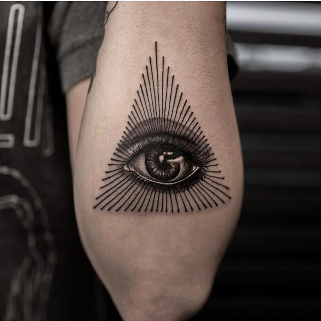 Масонский треугольник с глазом тату