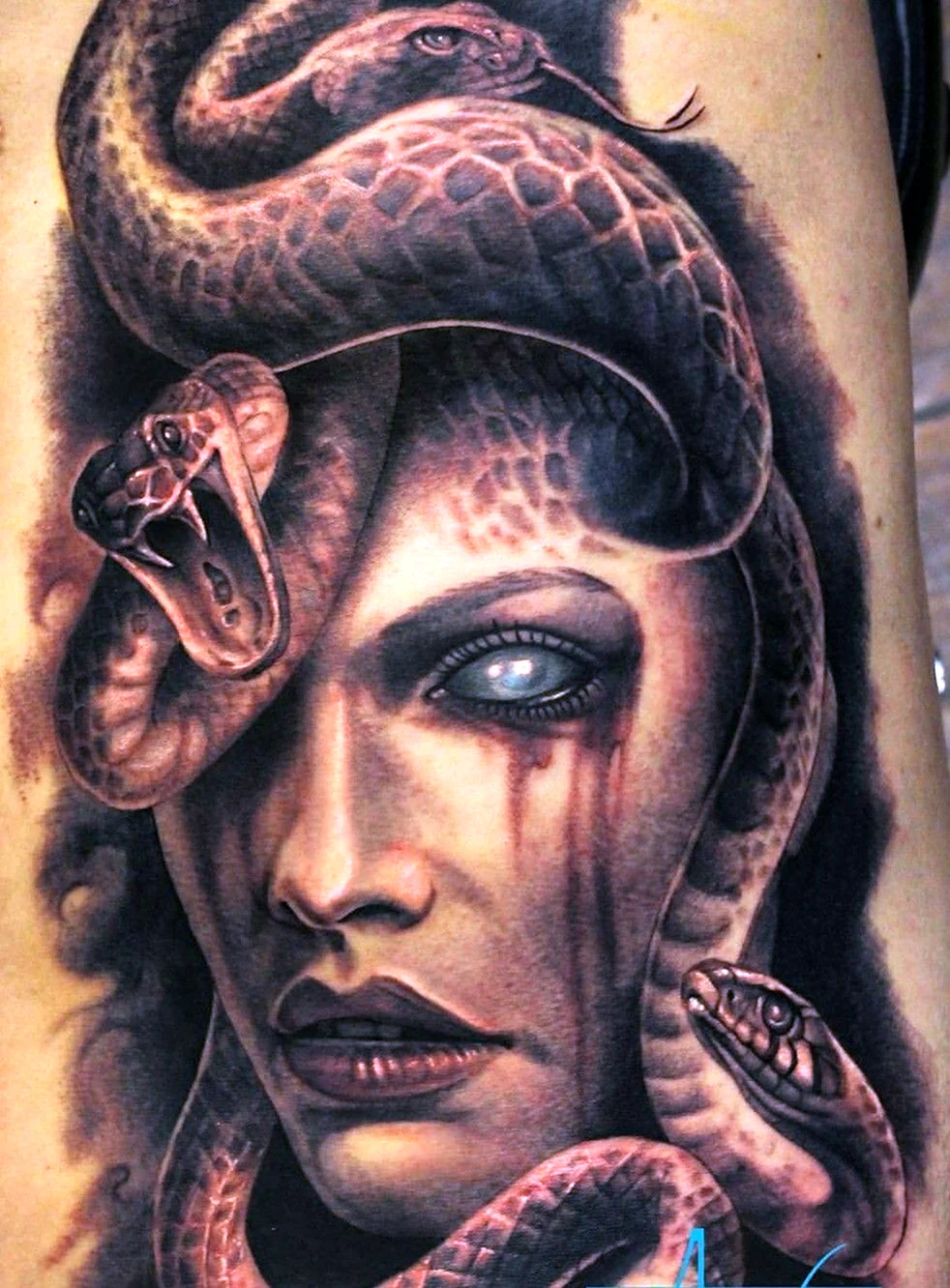 Медуза Горгона тату с кожей змеи