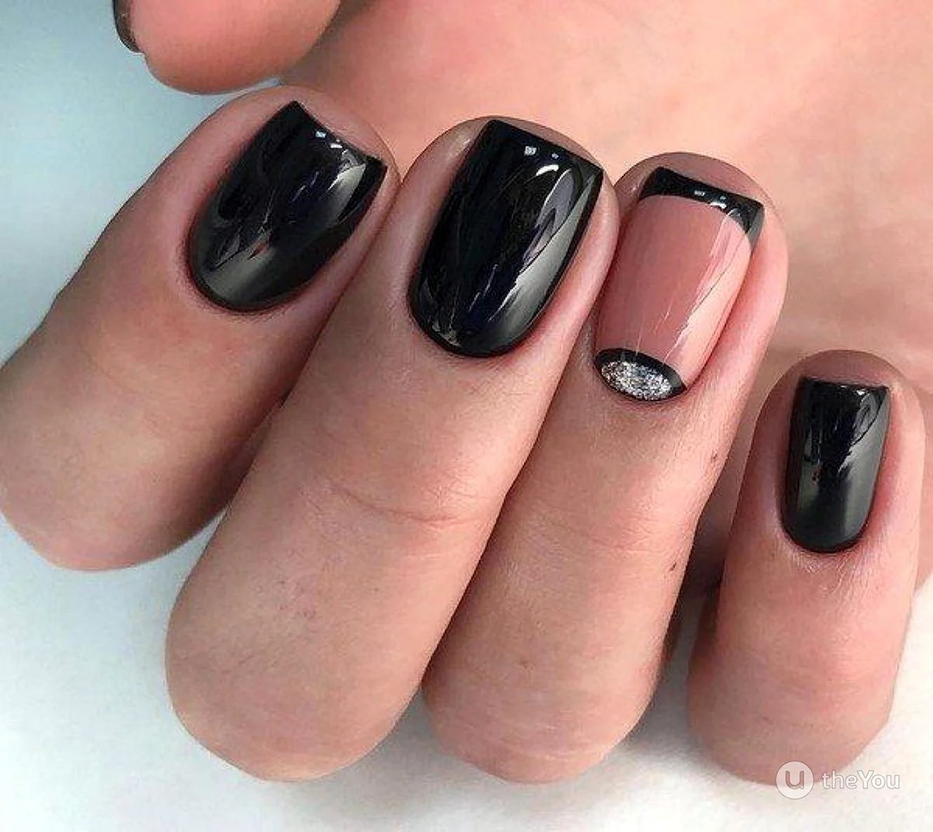 Модный черный маникюр на короткие ногти