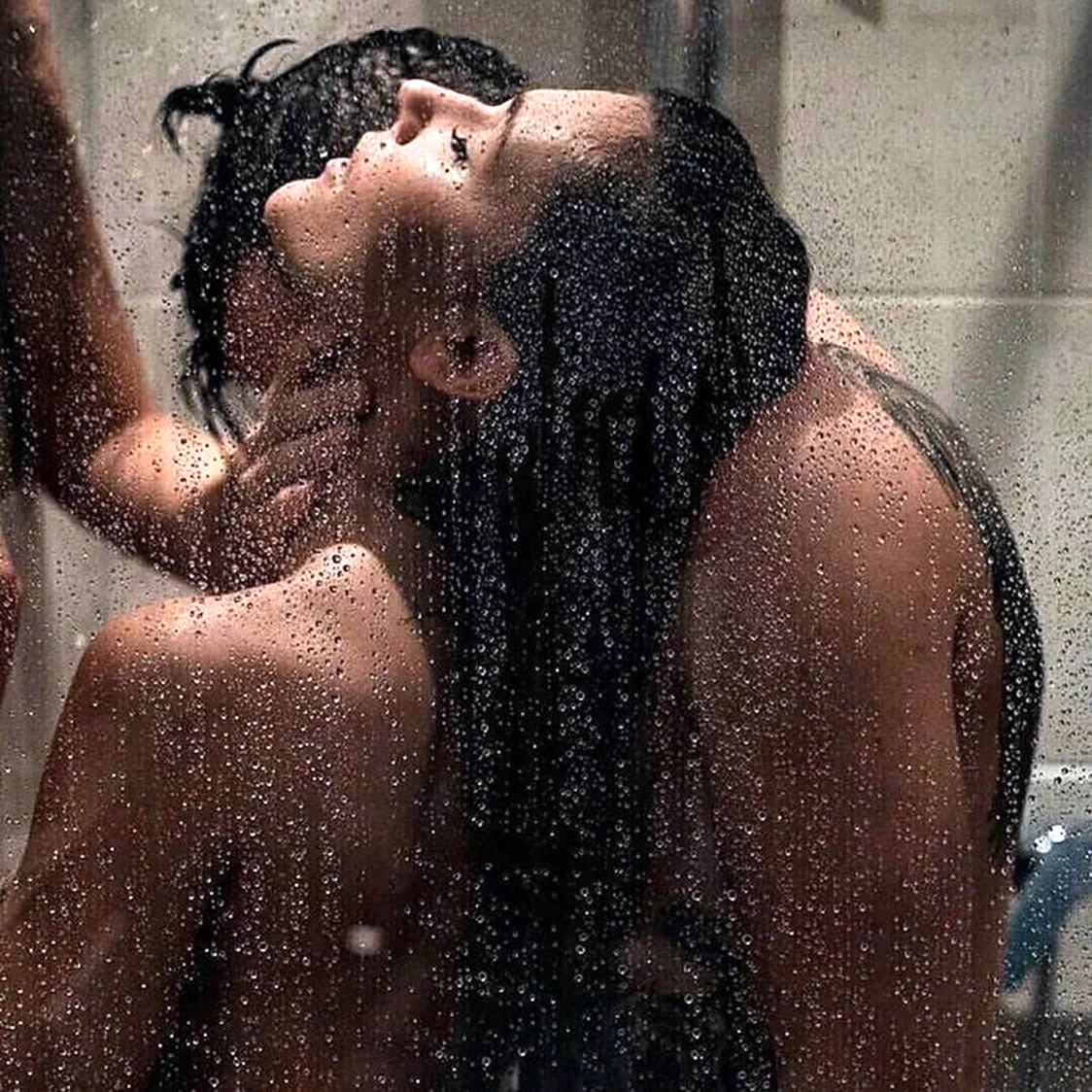 Мужчина и женщина под душем