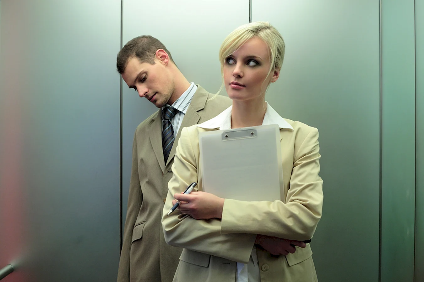 Мужчина и женщина в лифте