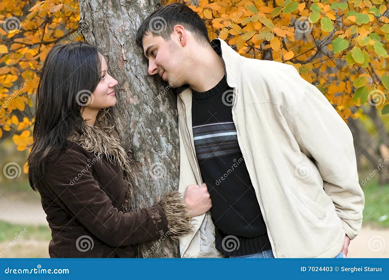 Мужчина и женщина в парке