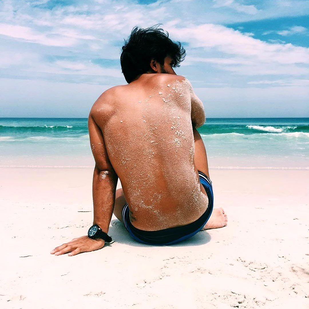 Мужская спина на пляже