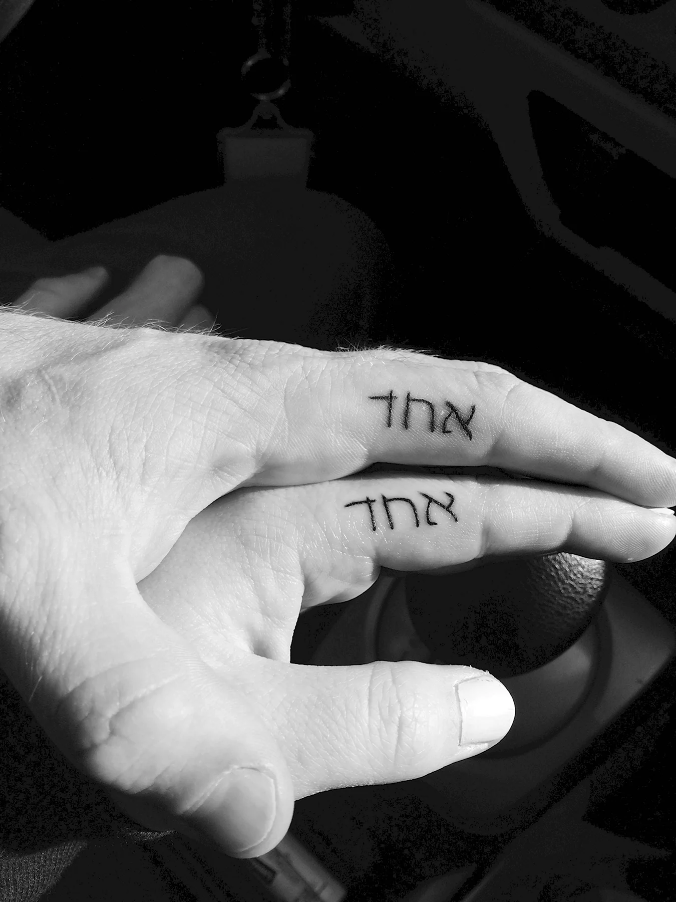 Надпись на иврите на пальце