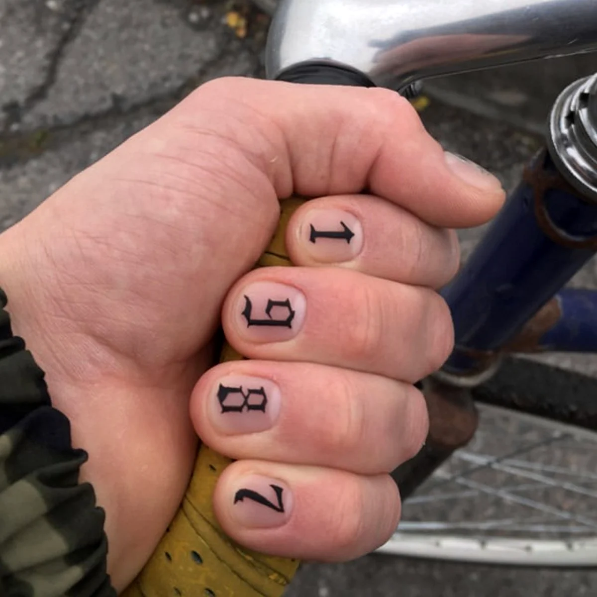 Надписи на ногтях мужские