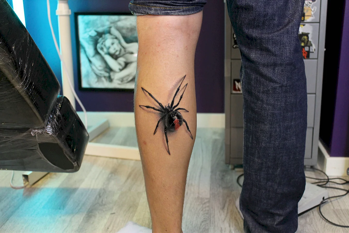 Наколка паук на ноге