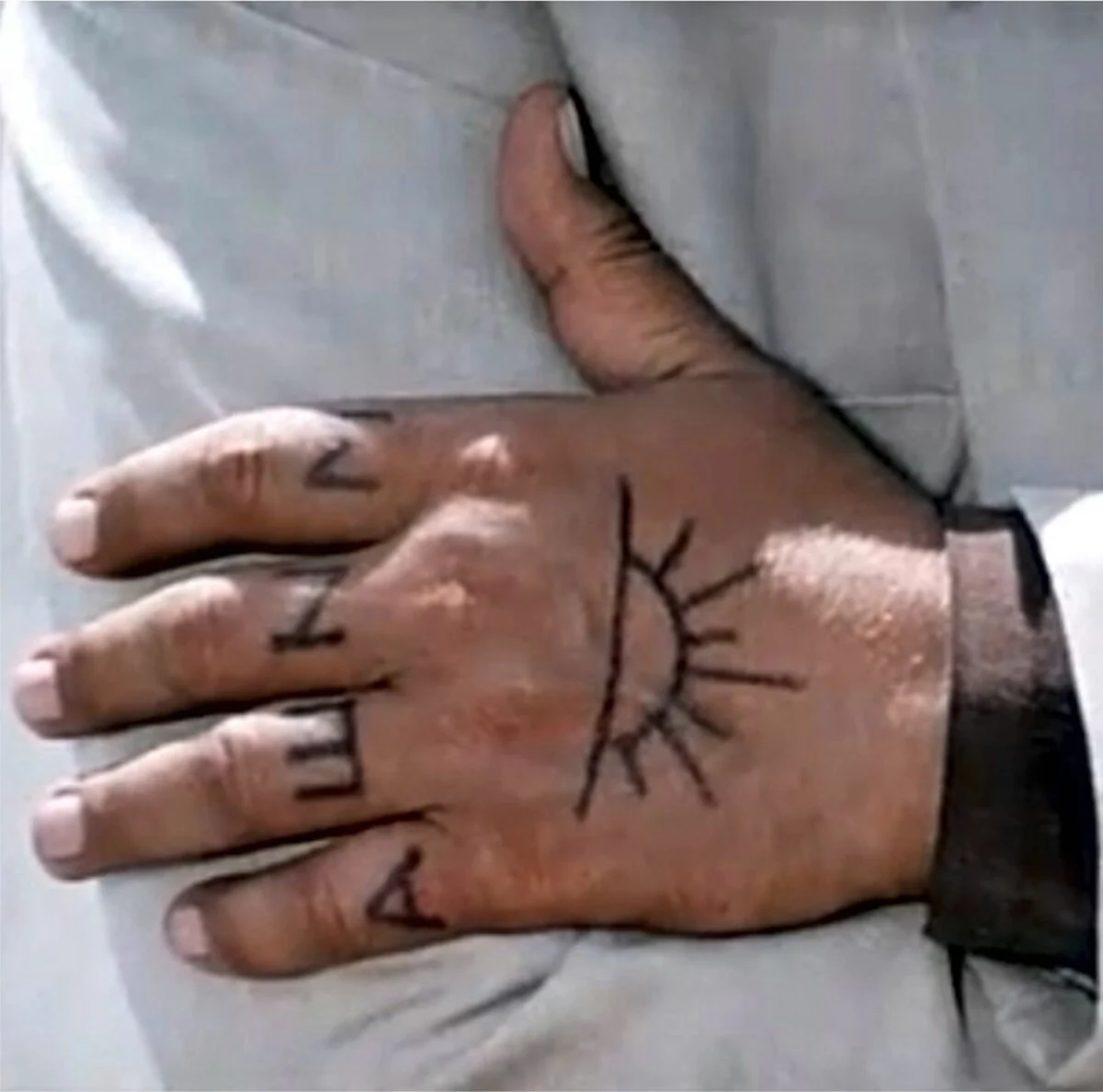 Наколка солнце на руке