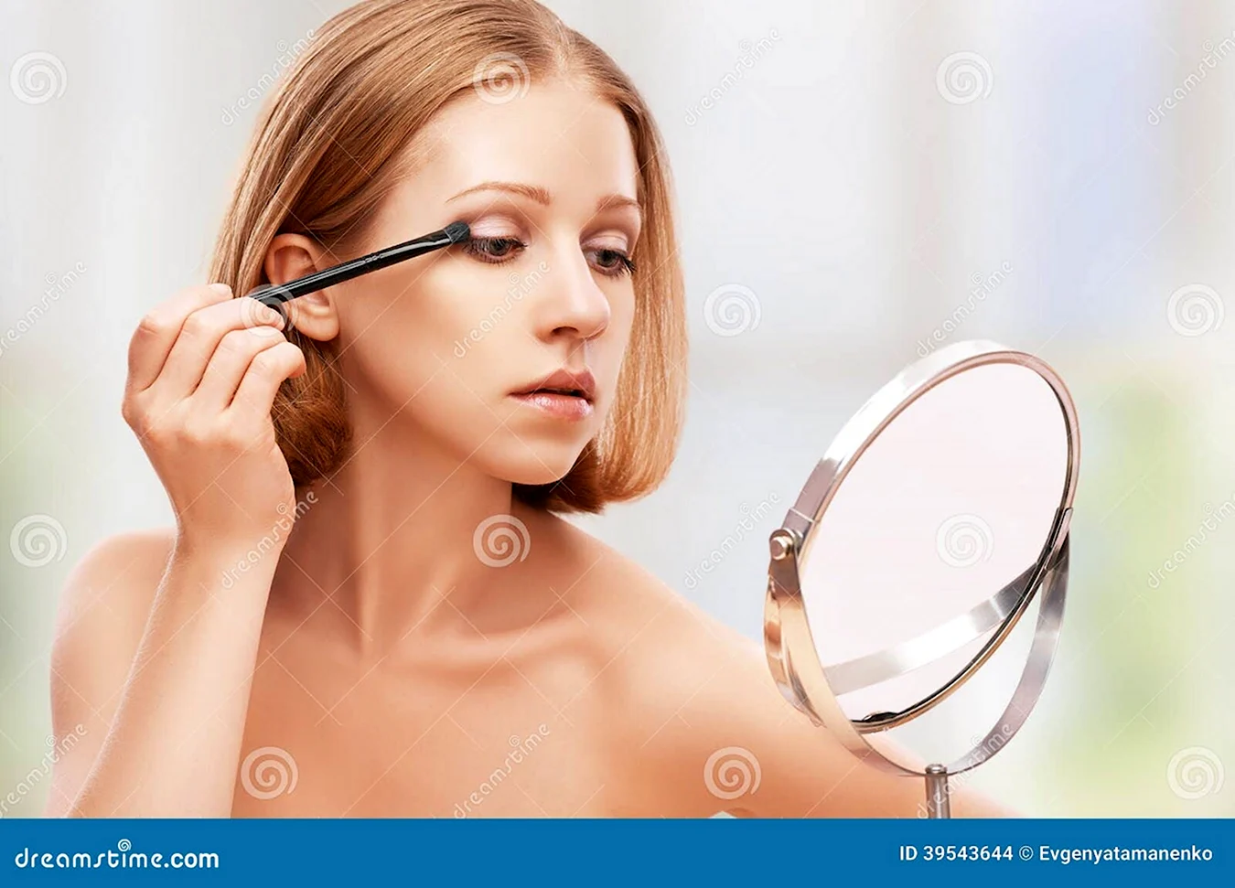 Нанесение макияжа перед зеркалом