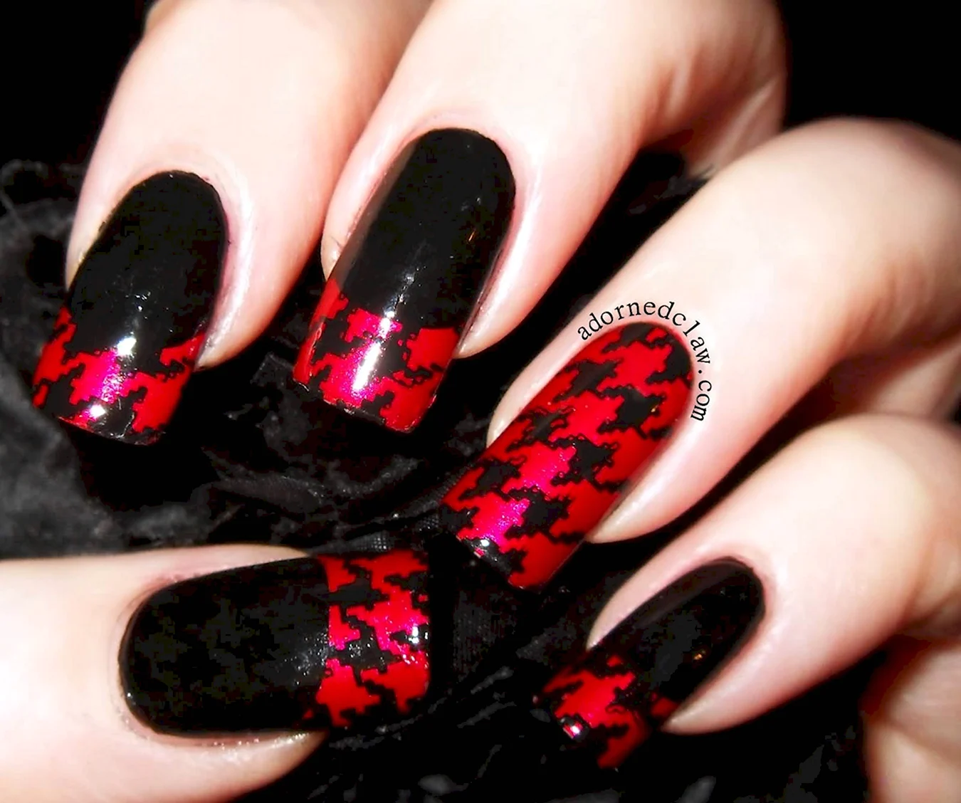Нарощенные ногти красно черные