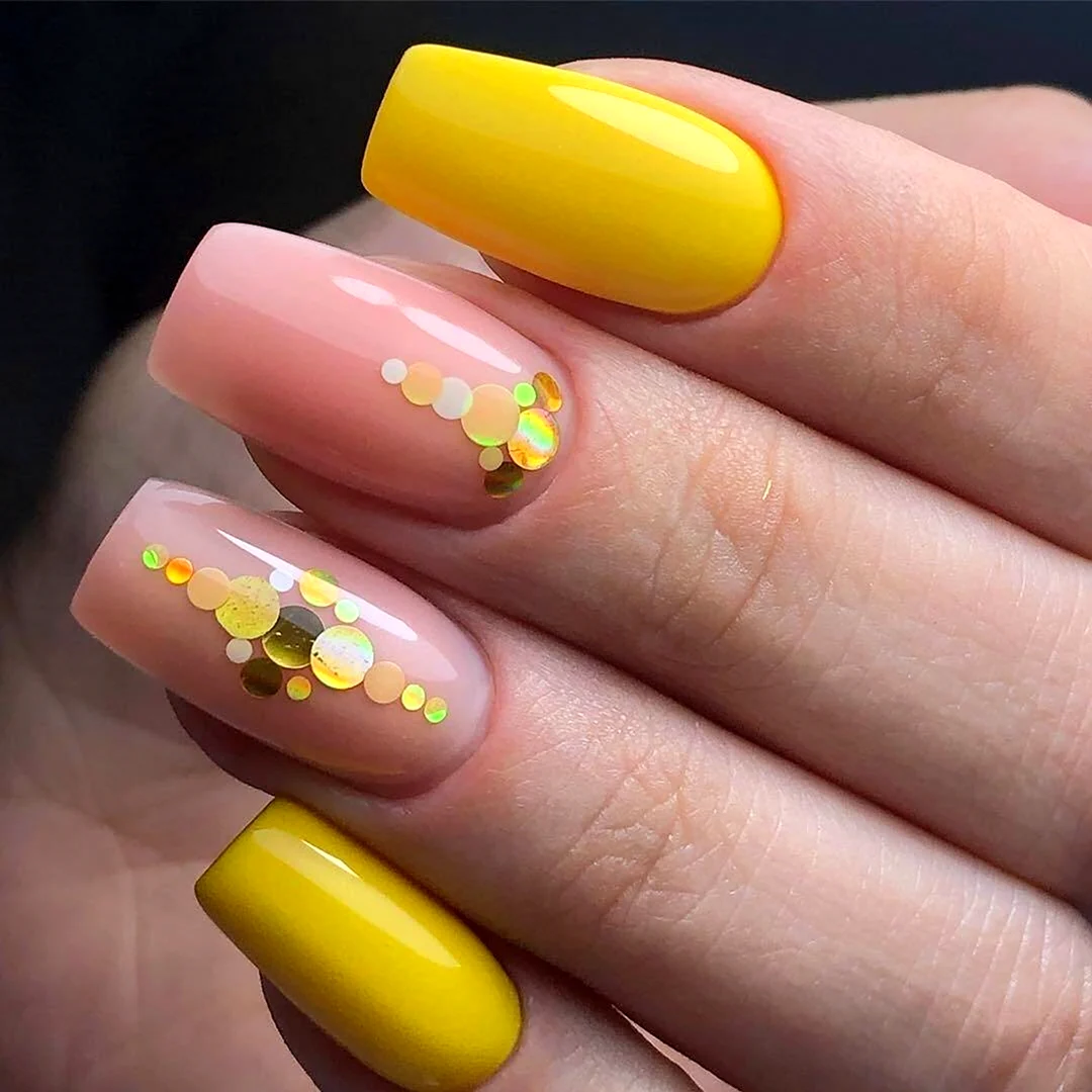 Нарощенные ногти желтые