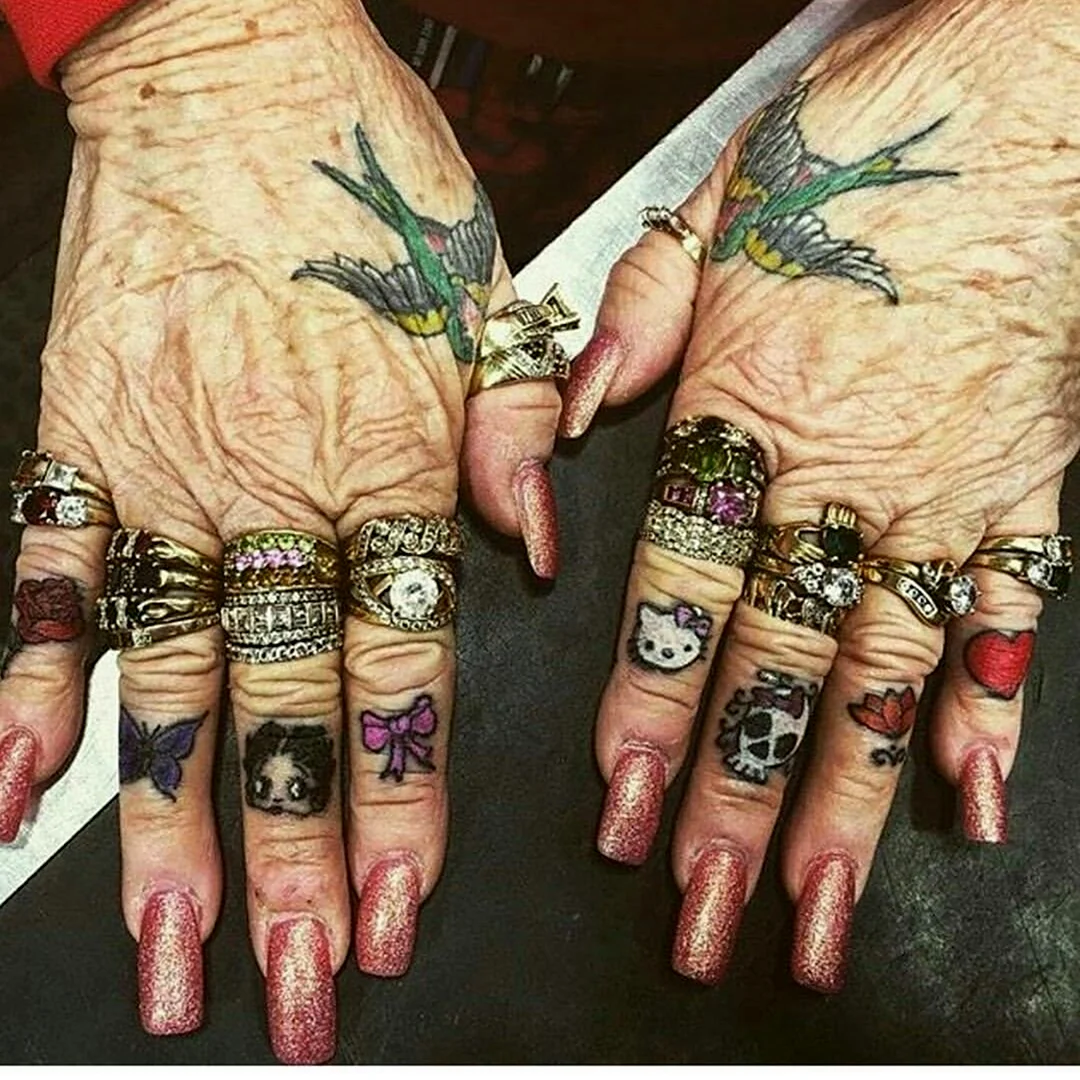 Необычные тату на пальцах