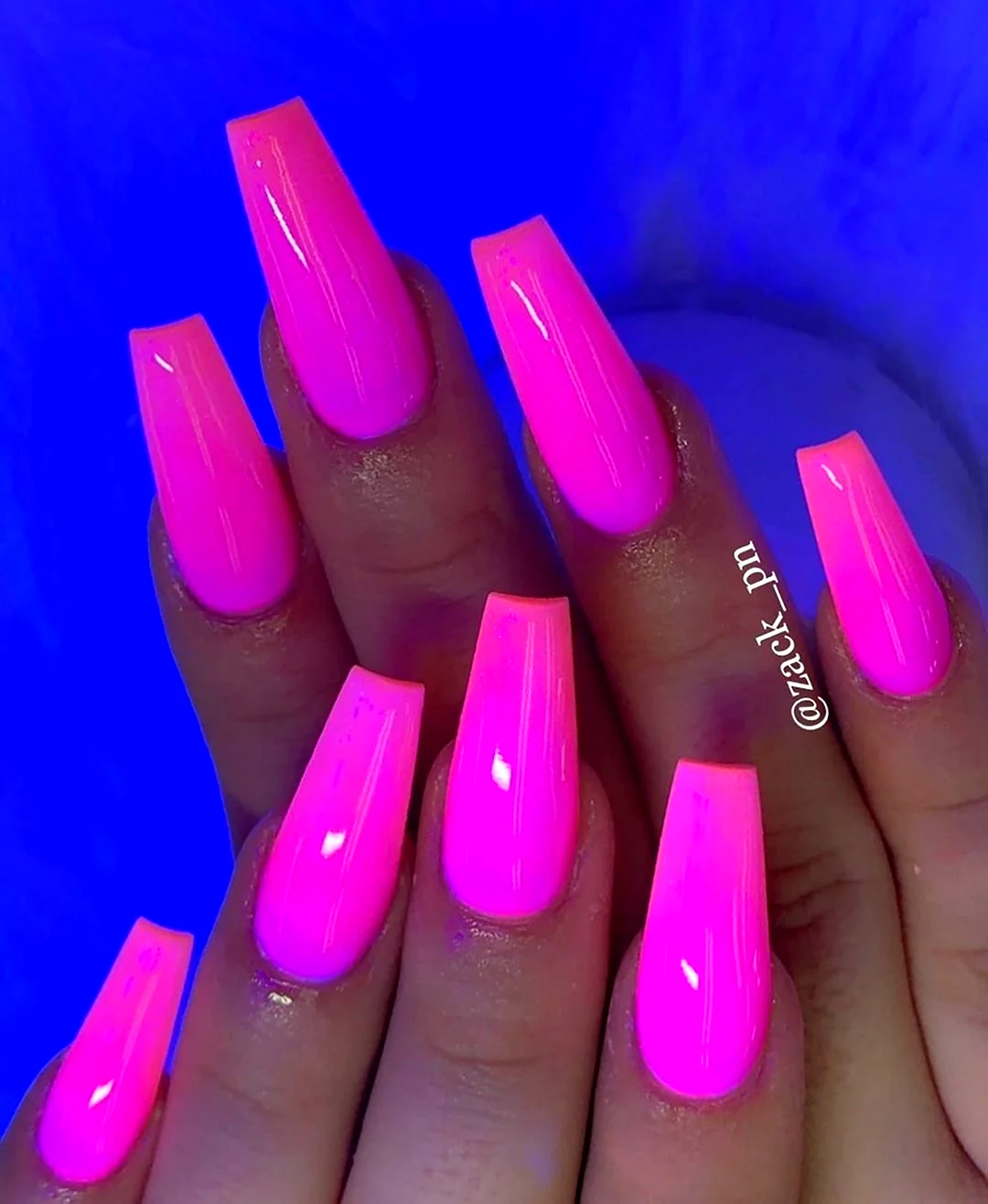 Неоновые розовые ногти