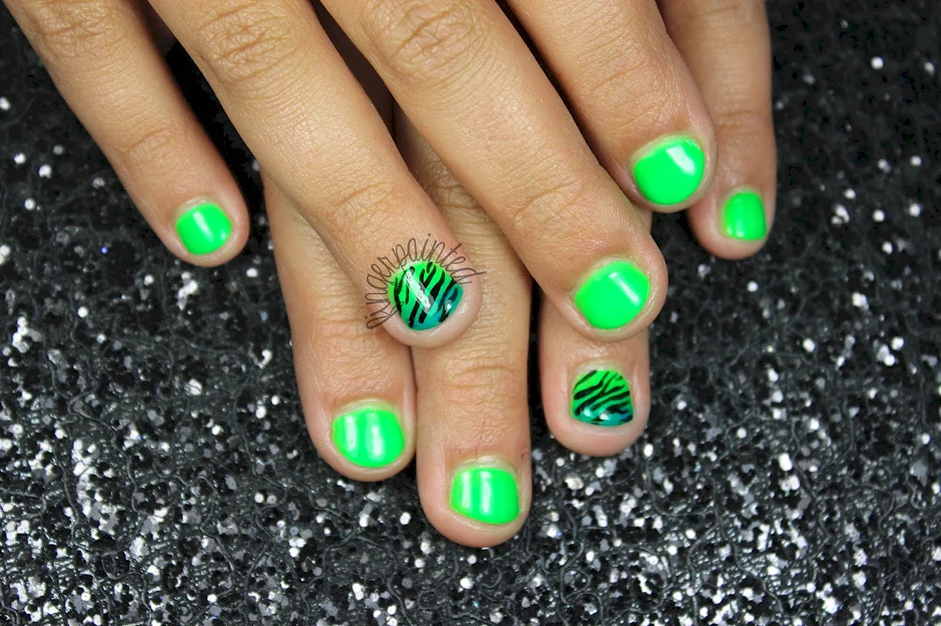 Неоновый зеленый маникюр на короткие ногти