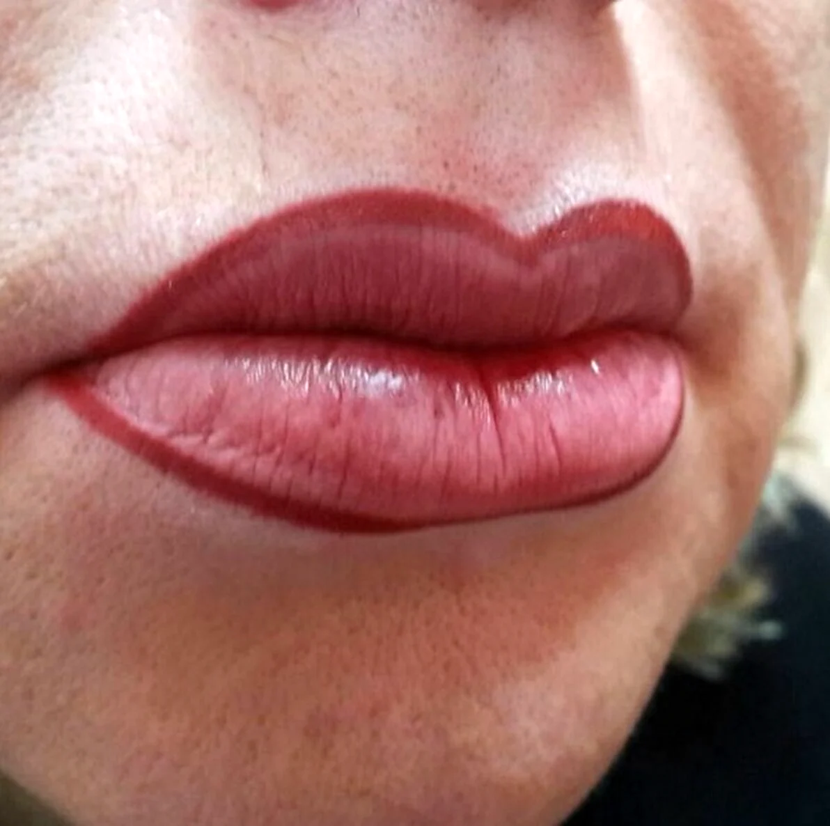 Неудачный перманентный макияж губ