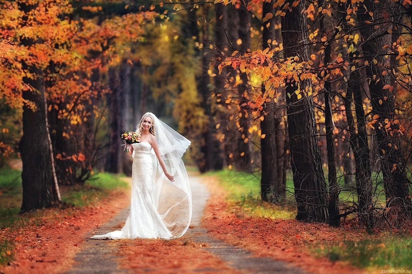 Невеста в осеннем лесу
