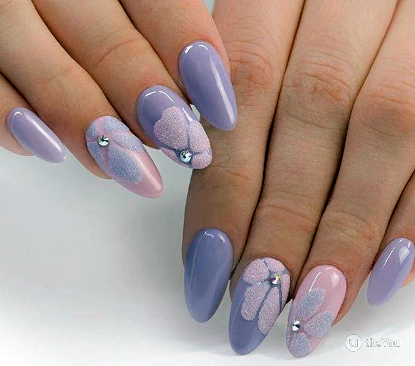 Нежно лиловый маникюр на овальных ногтях