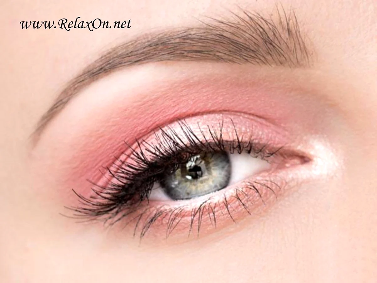 Нежный макияж с розовыми тенями