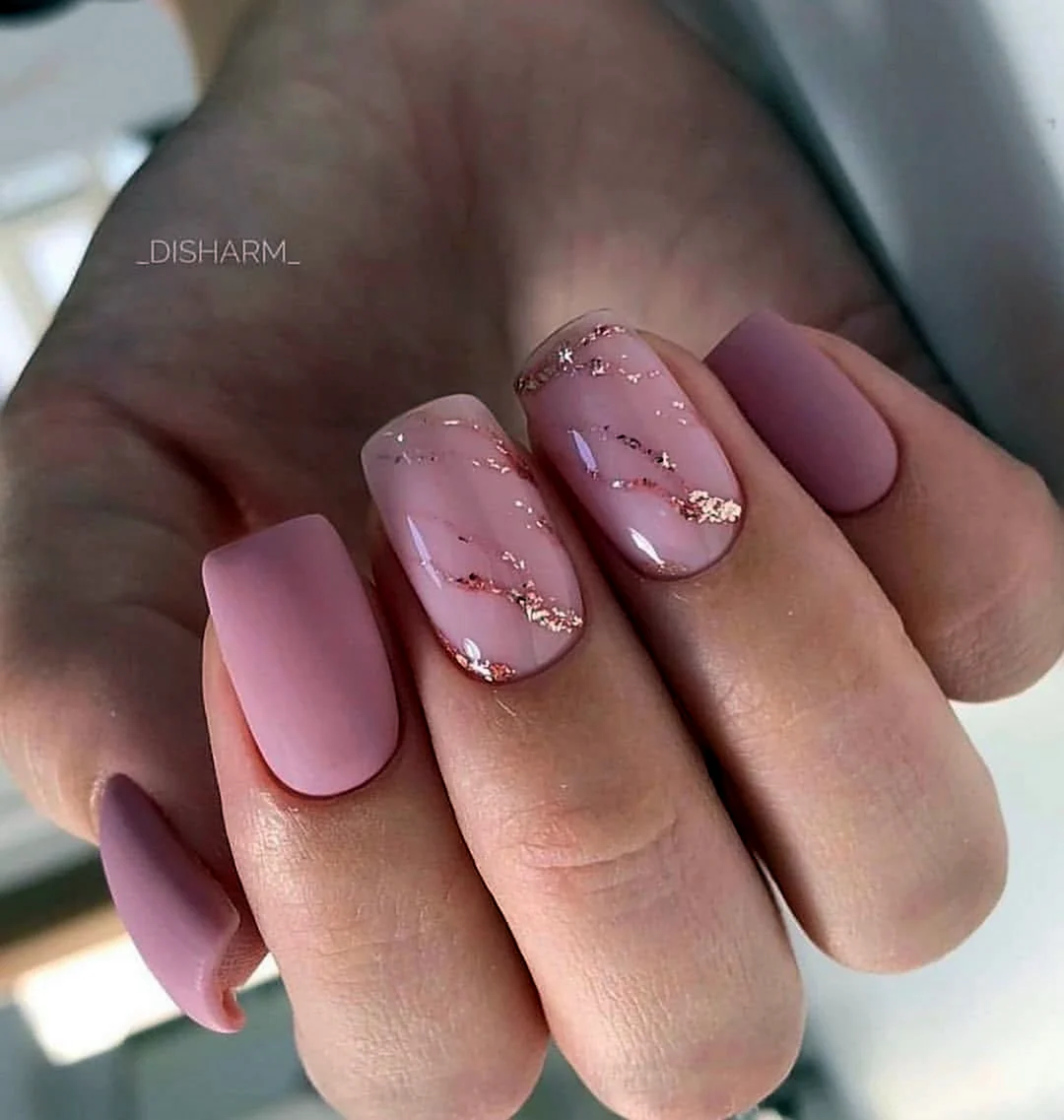 Нежный розовый маникюр на короткие ногти
