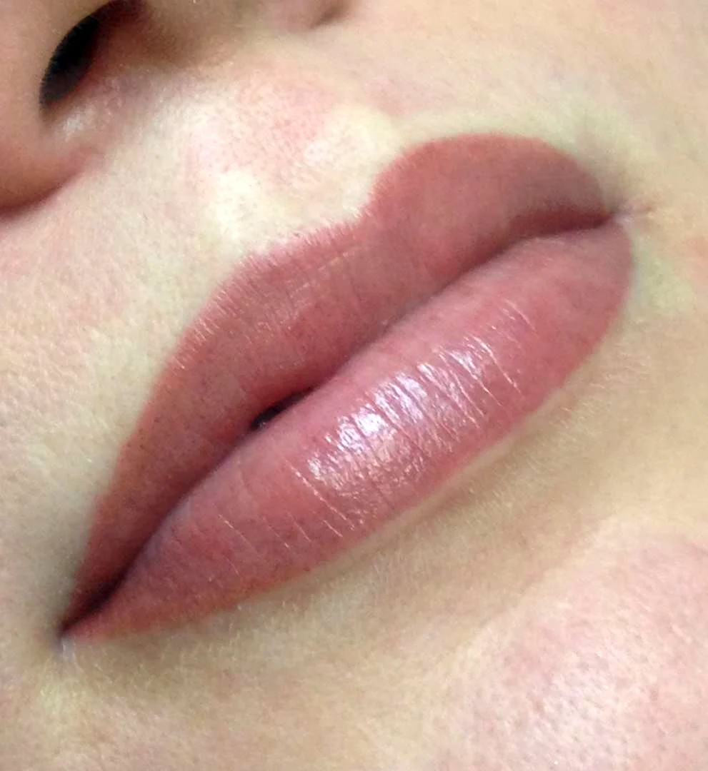 Нюдовый коричневый перманентный татуаж губ