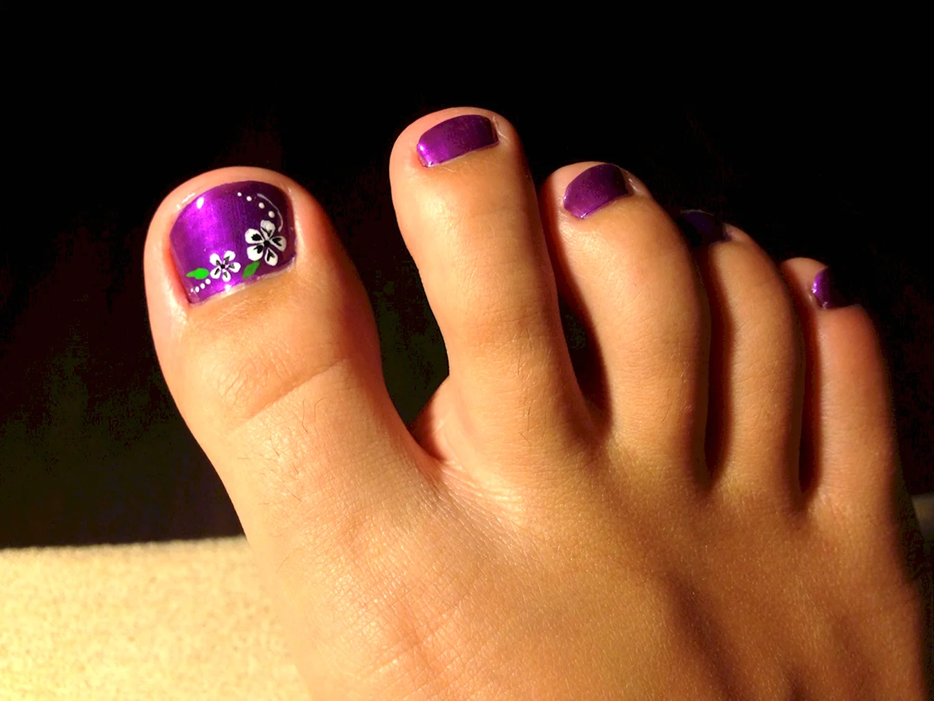 Ноготь на ноге фиолетового цвета