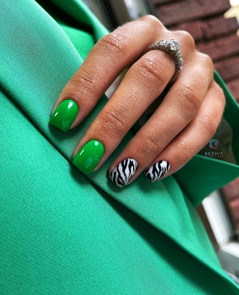 Ногти бежевые с зеленым