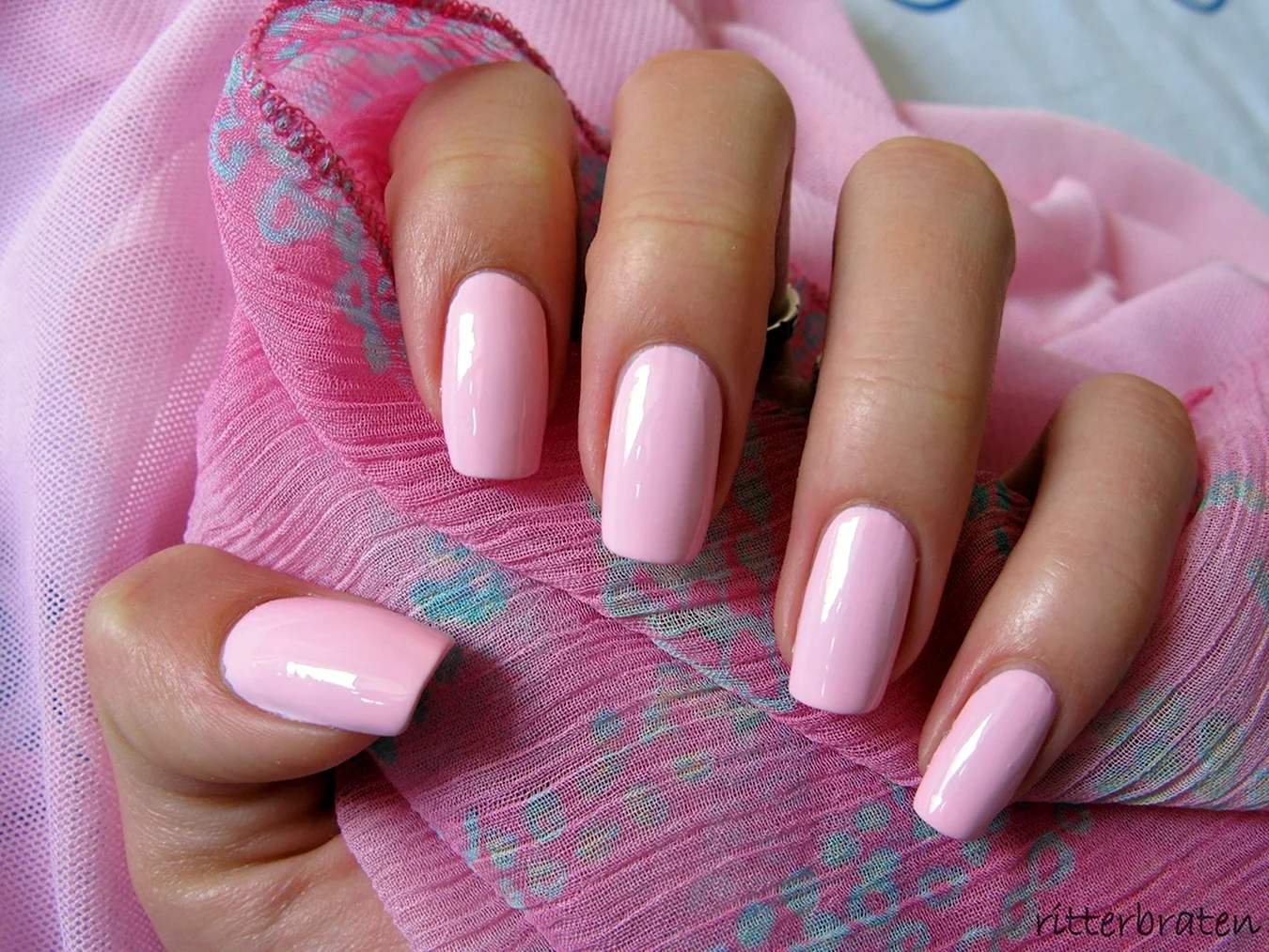 Ногти бледно розовые