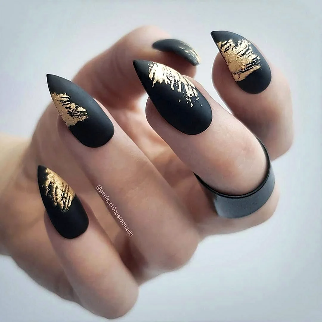 Ногти чёрные с золотом