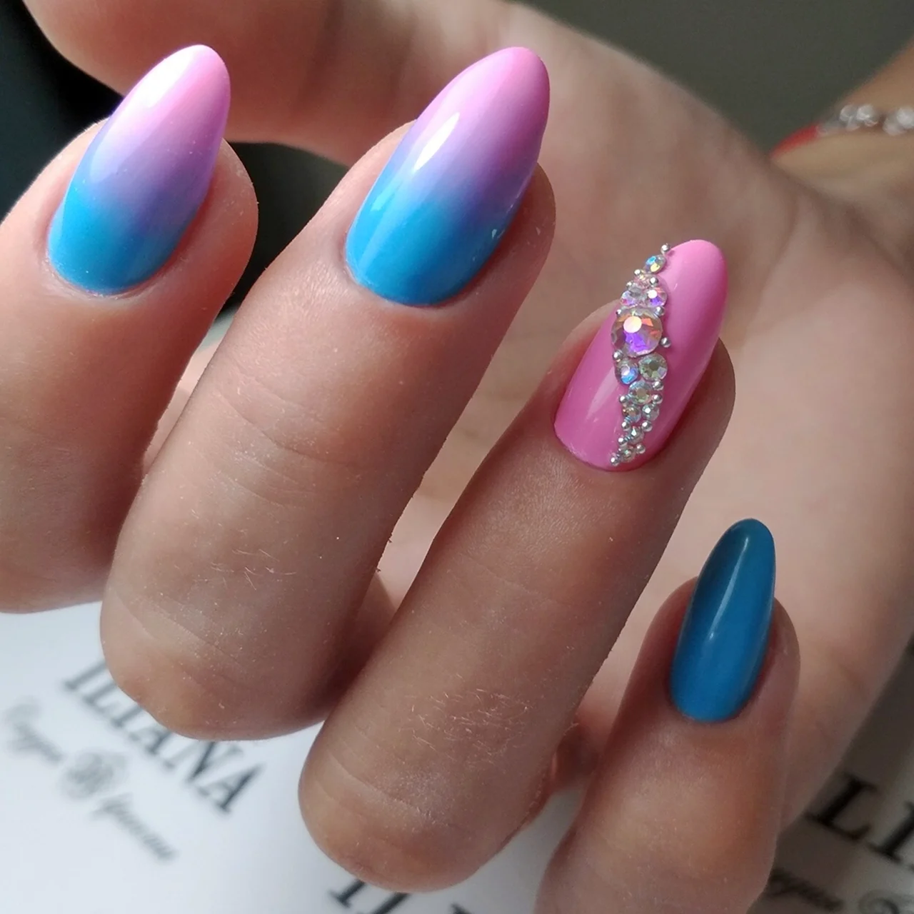 Ногти голубые с розовым