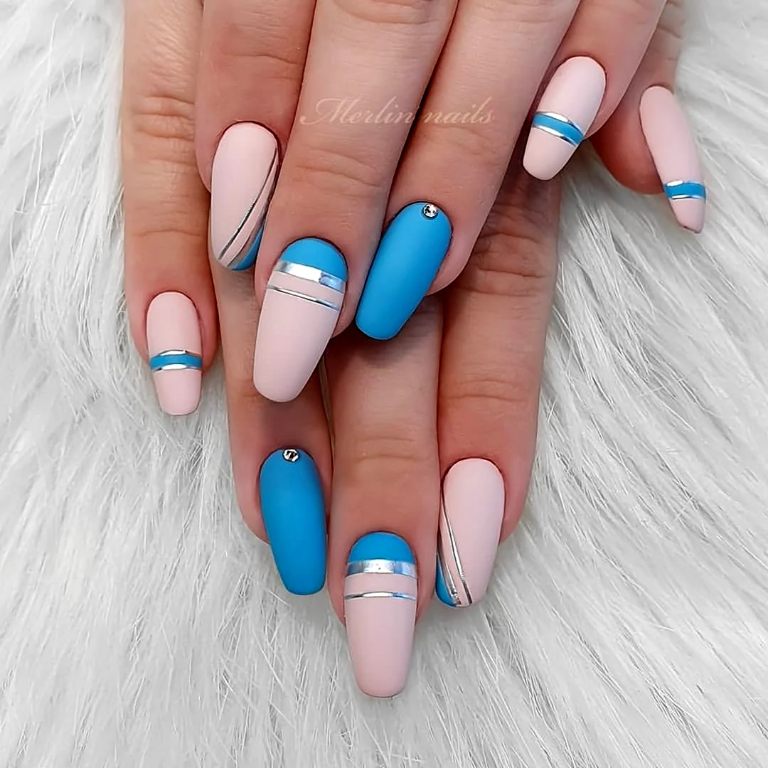Ногти голубые с розовым и белым