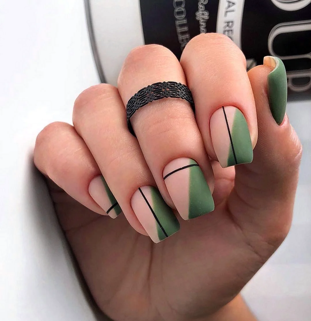 Ногти матововые зеленые