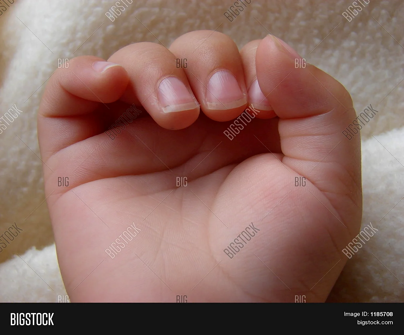Ногти на руках у новорожденных