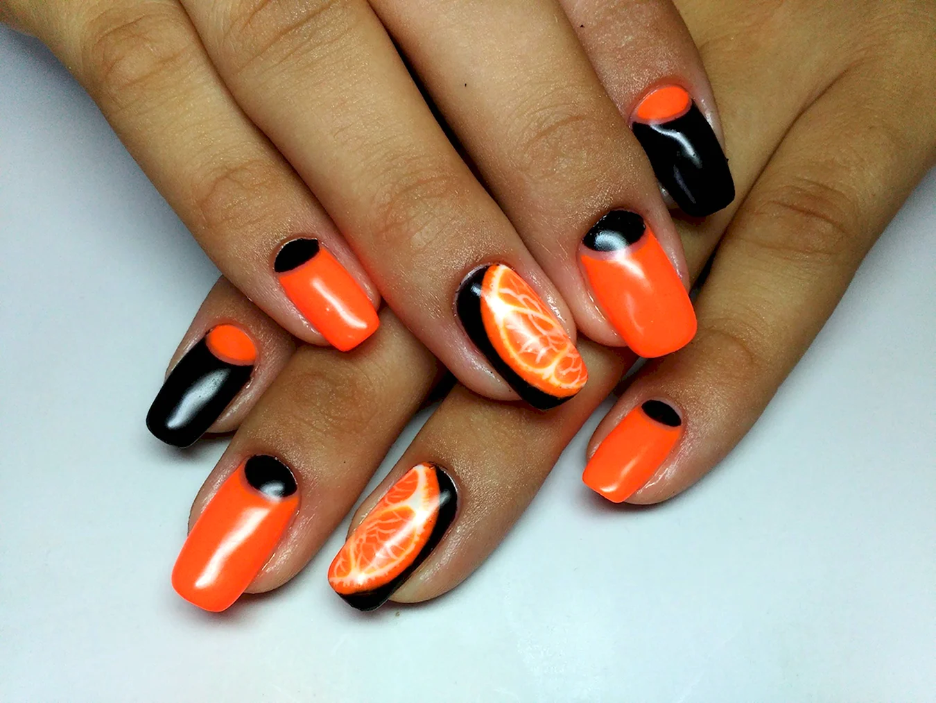 Ногти оранжевые с черным