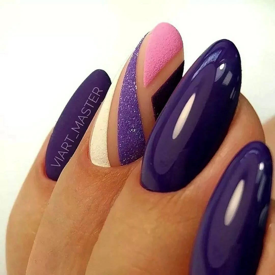 Ногти овальные фиолетовые