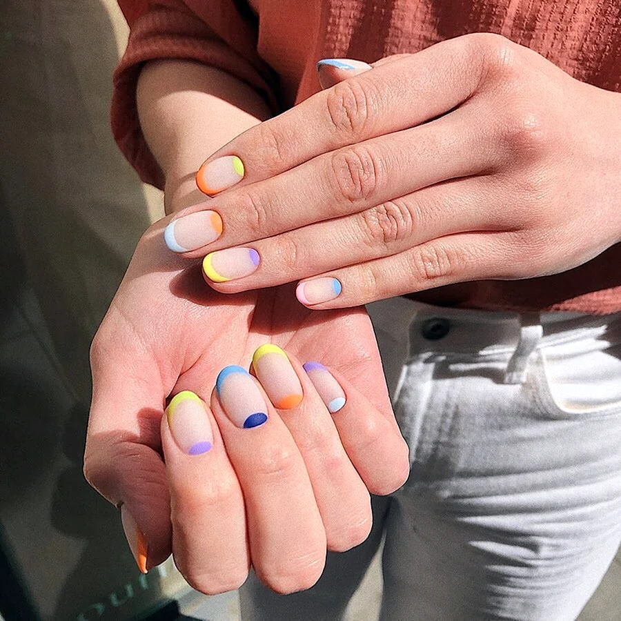 Ногти разного цвета