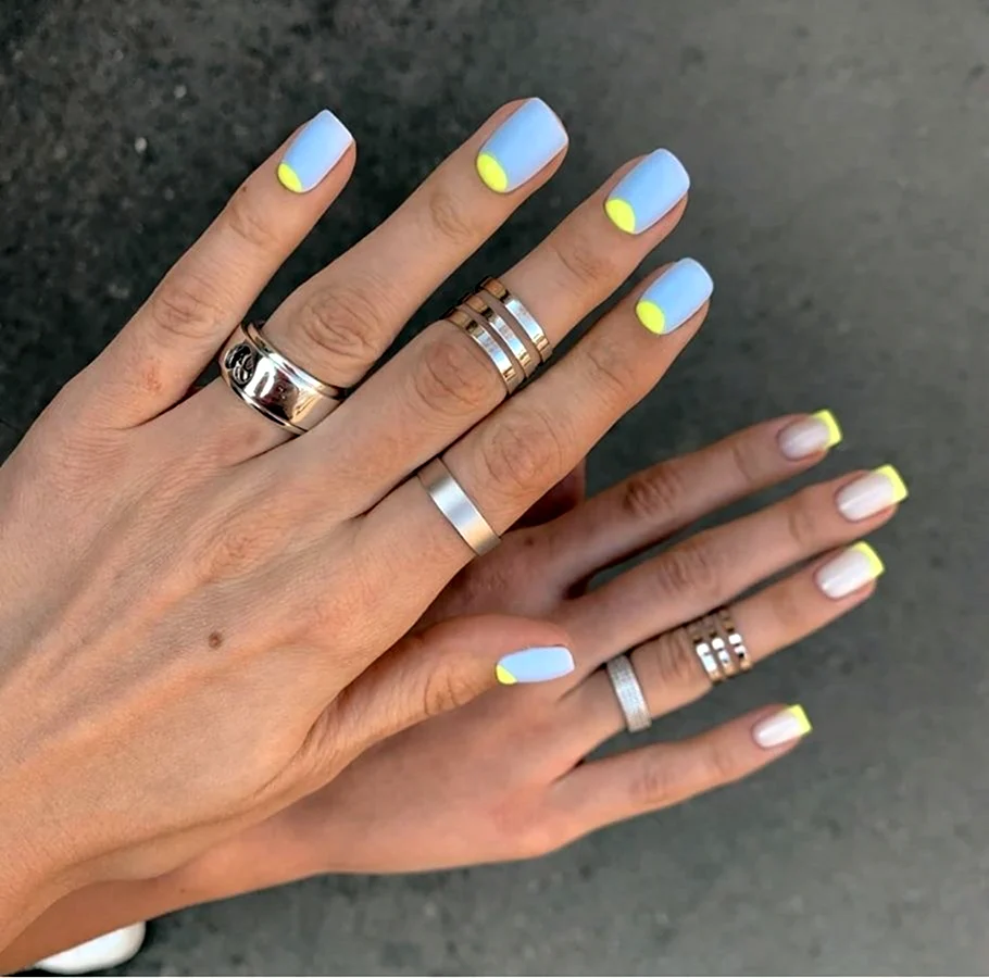 Ногти разного цвета на руках