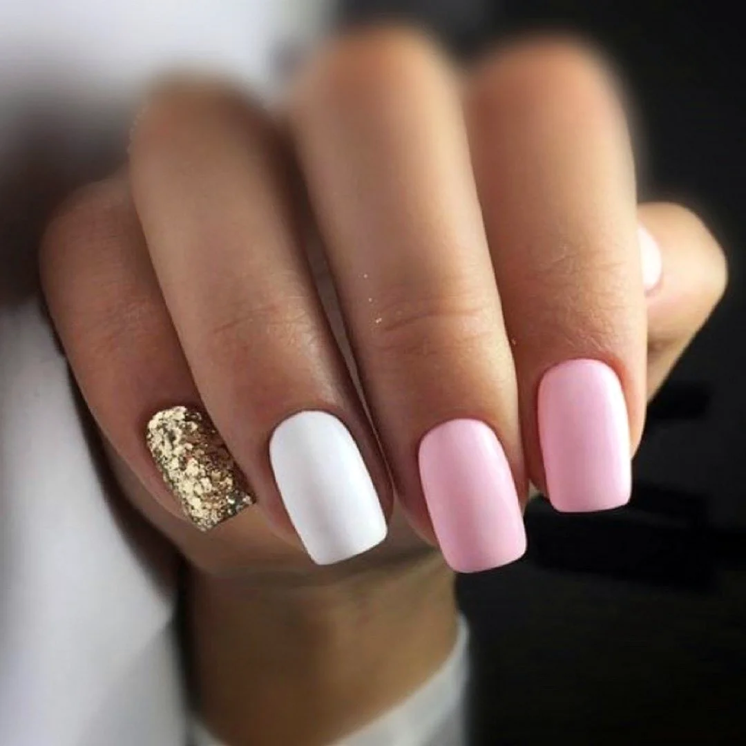 Ногти розовые с белым
