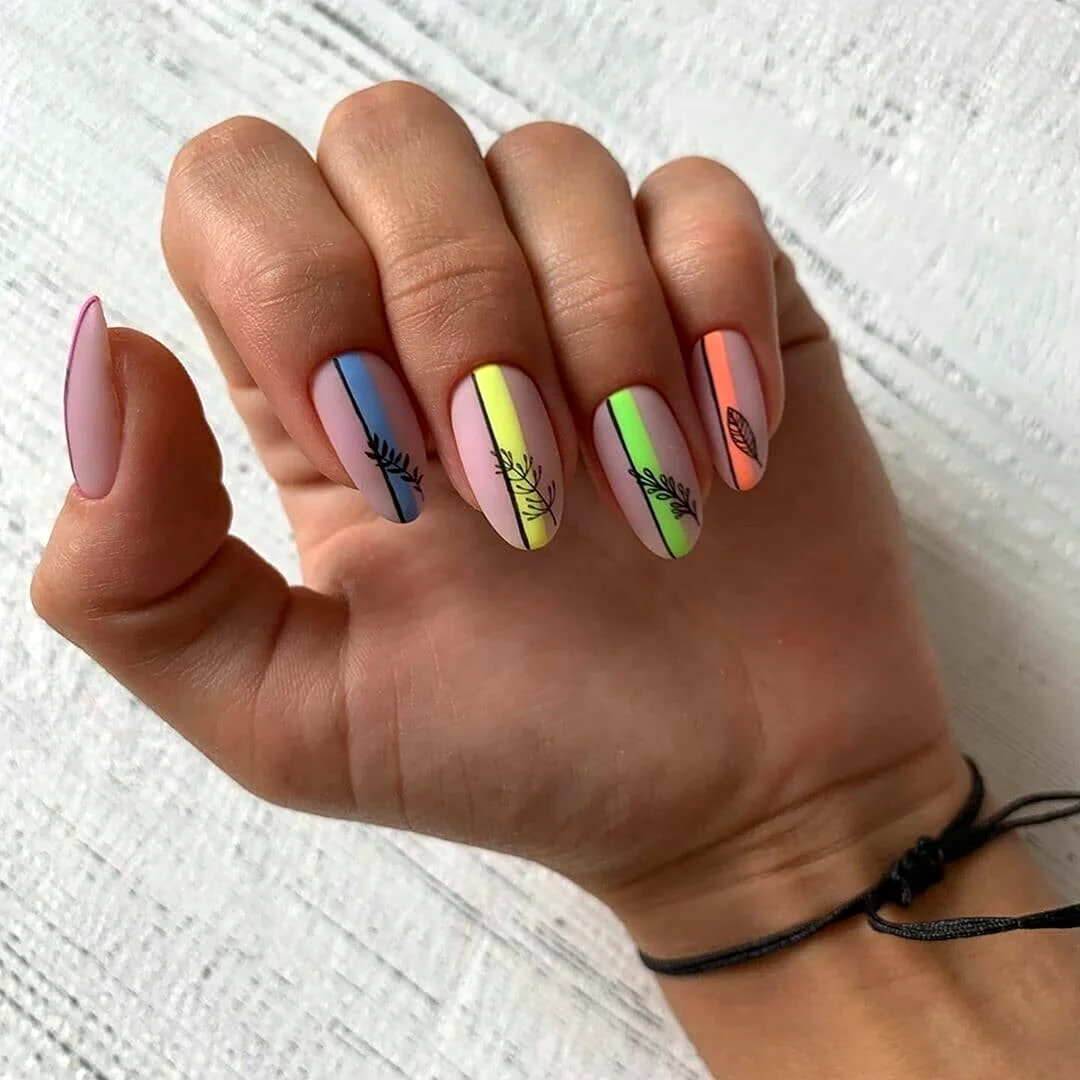 Ногти с разноцветными полосками