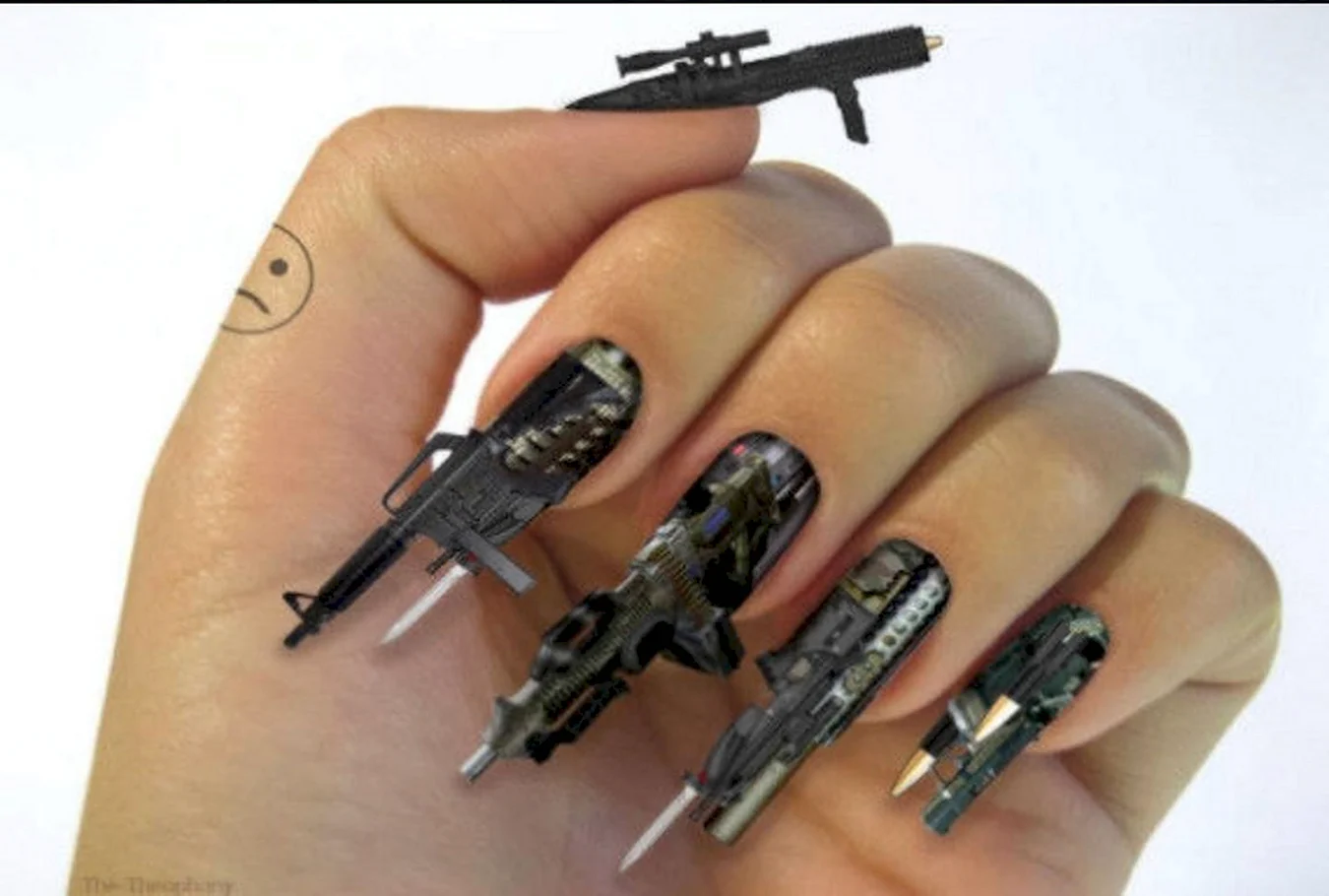 Ногти с военной тематикой