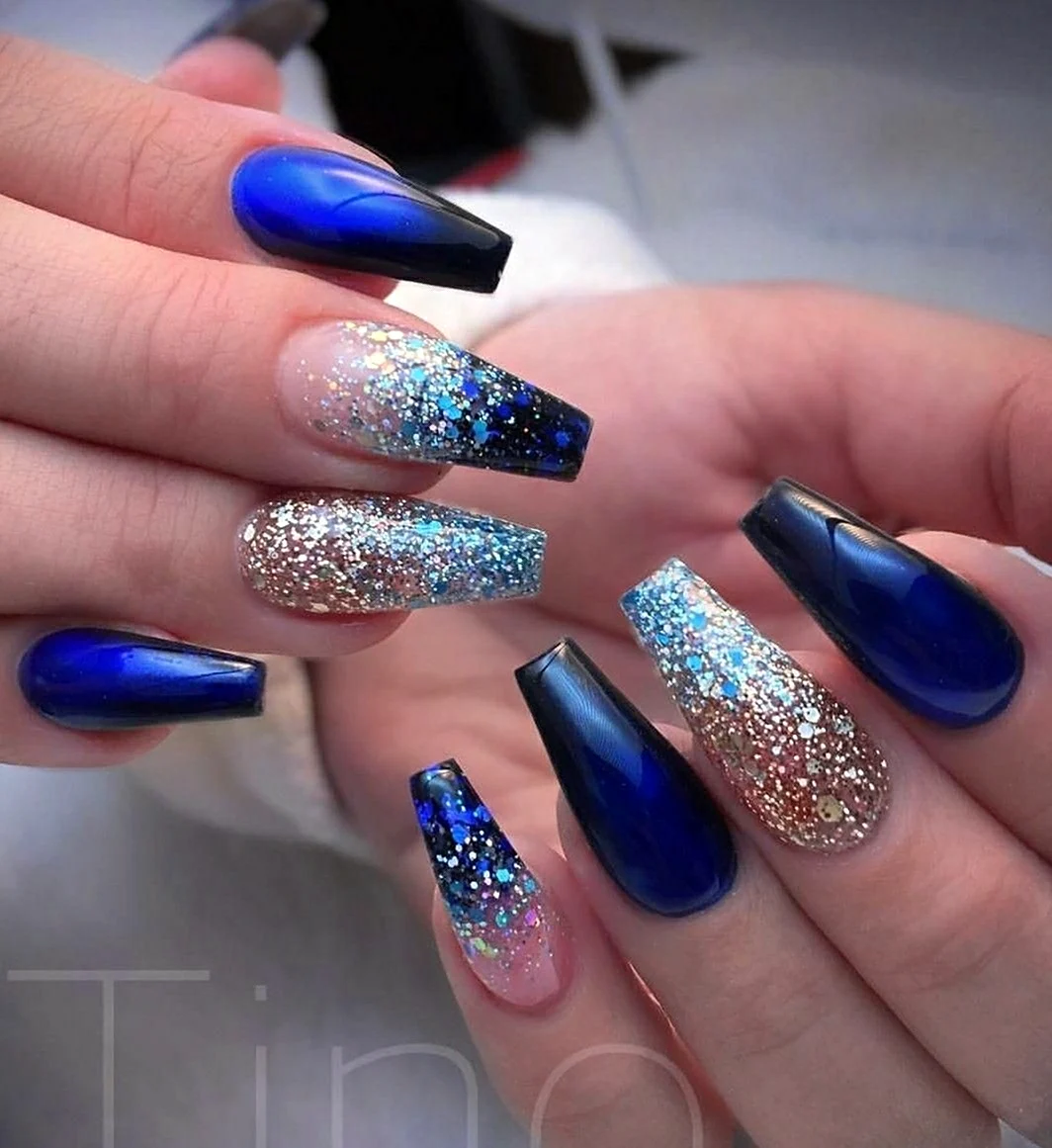 Ногти синие с блестками