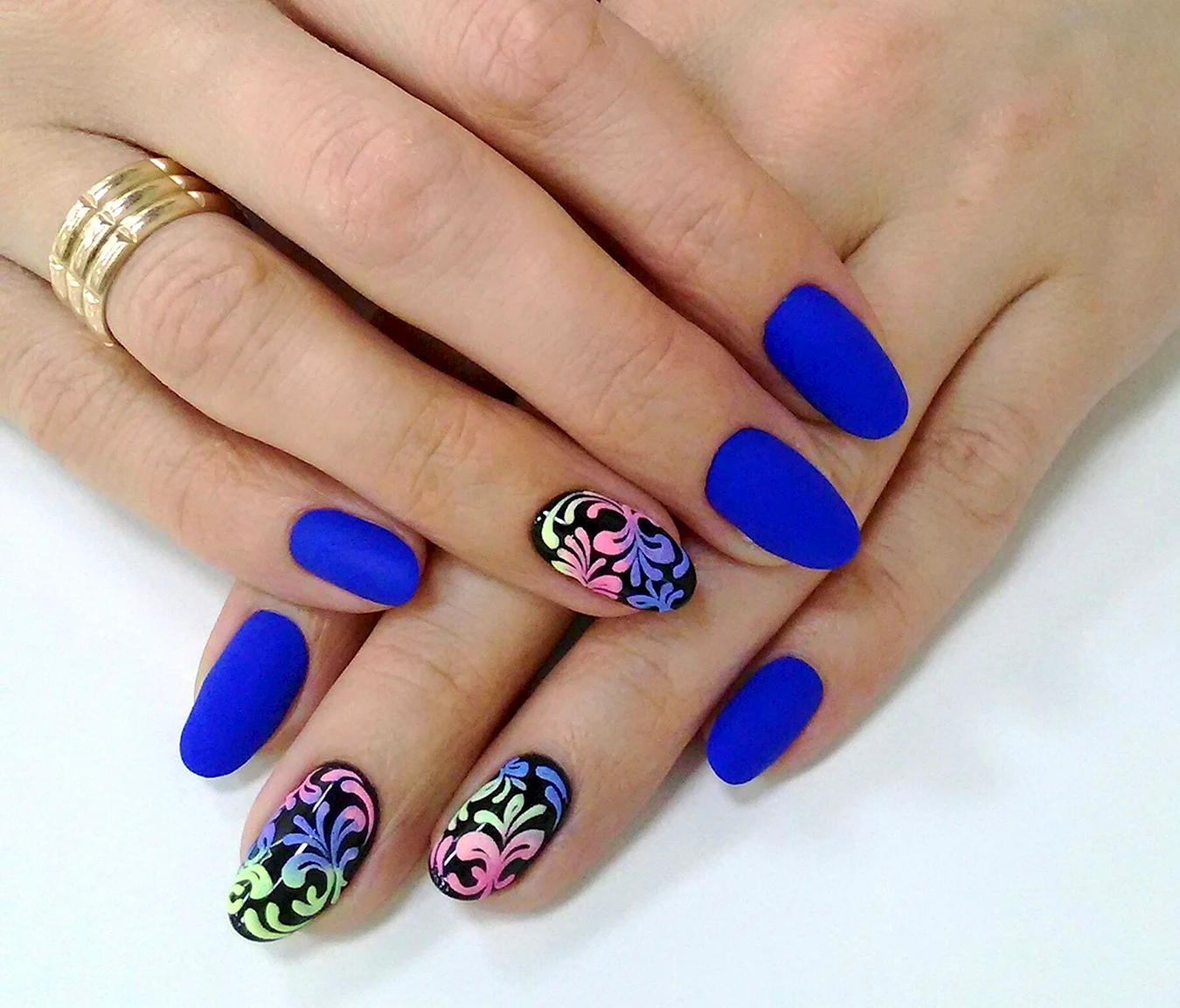 Ногти синие с яркими цветами