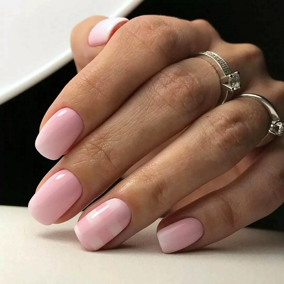 Ногти светло розовые
