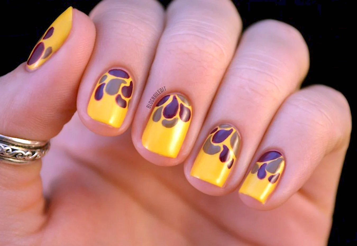 Ногти в желто коричневом цвете