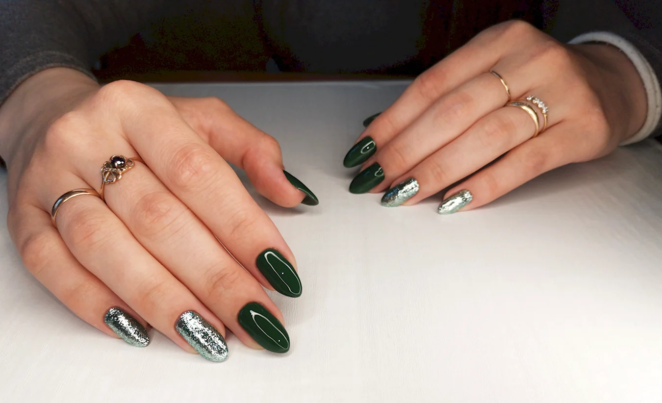 Ногти зелёные с серебром