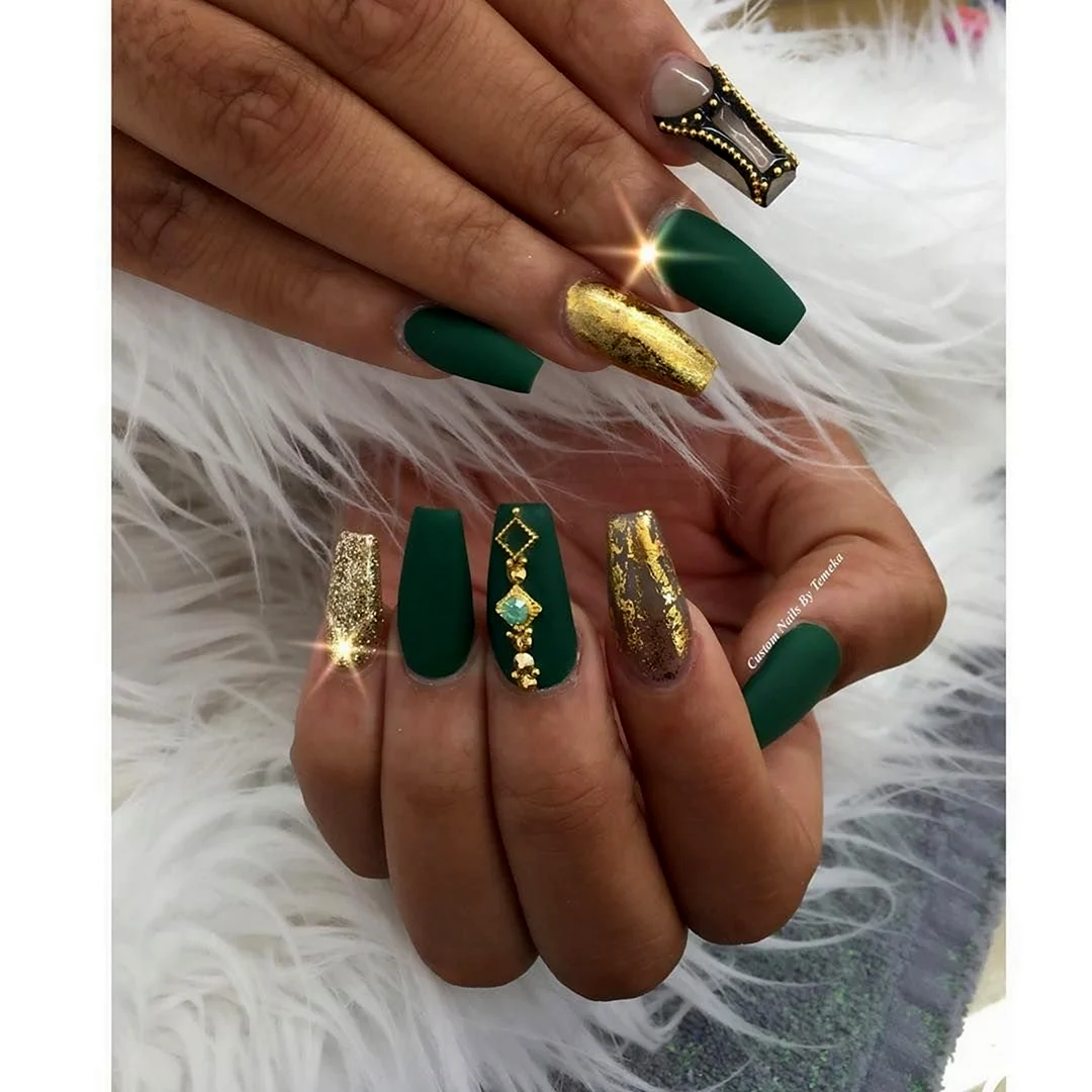 Ногти зелёные с золотом
