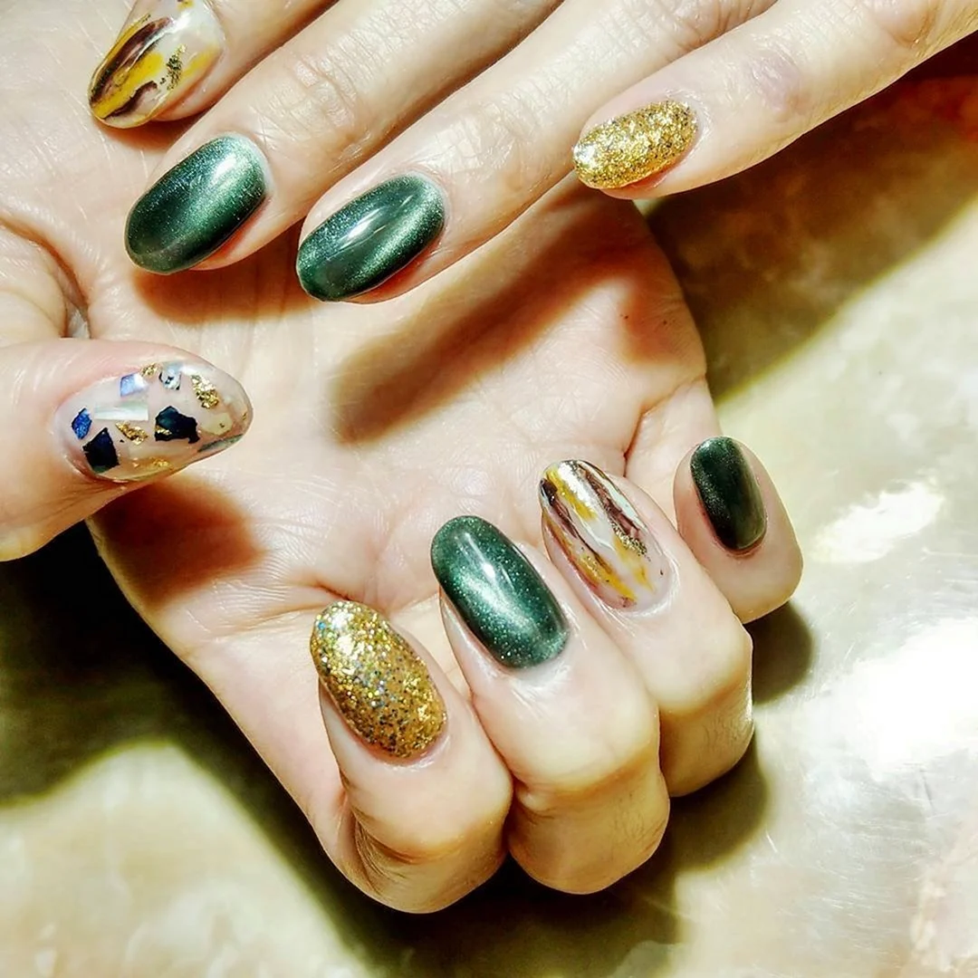 Ногти зеленые с золотым