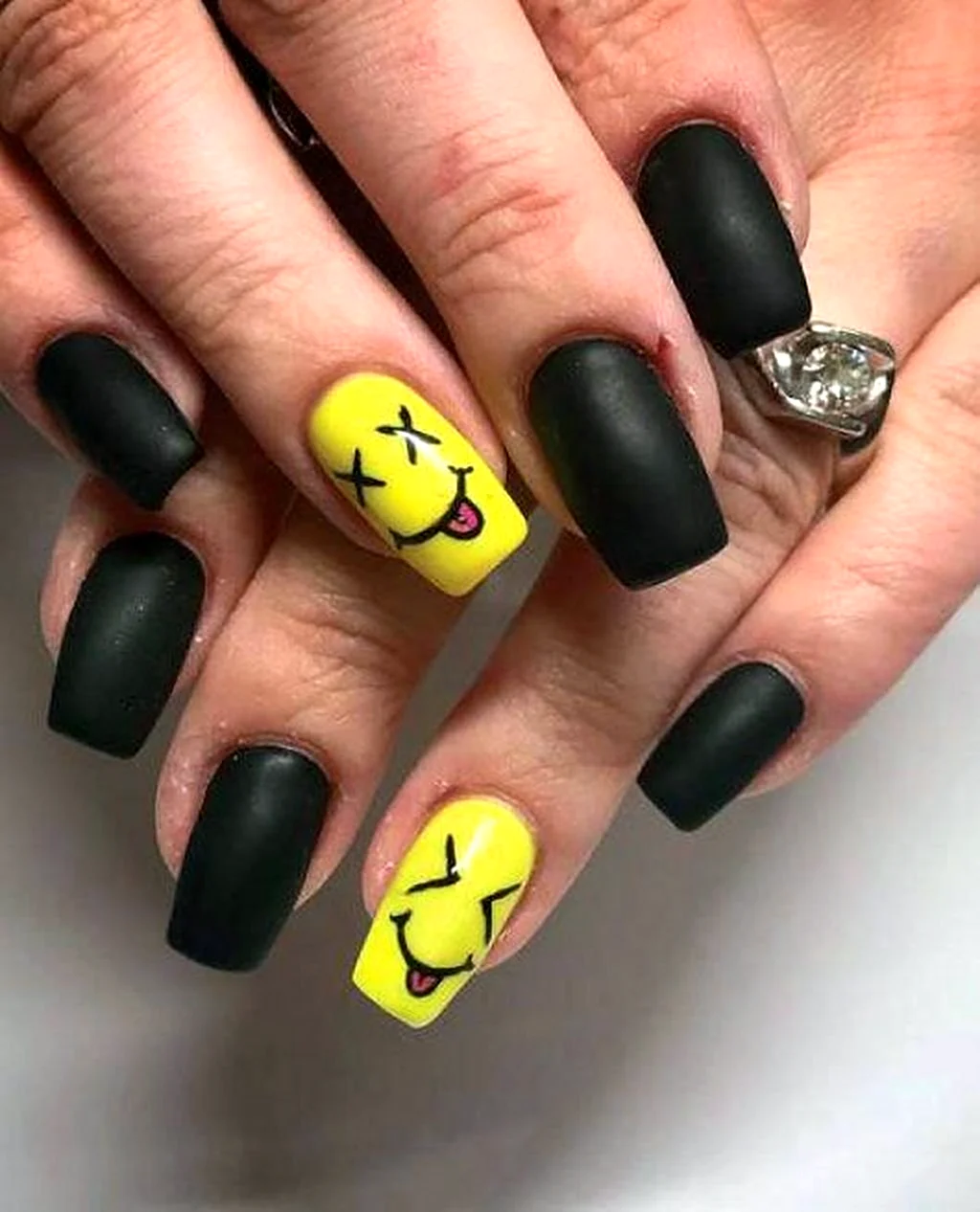 Ногти желтые с черным
