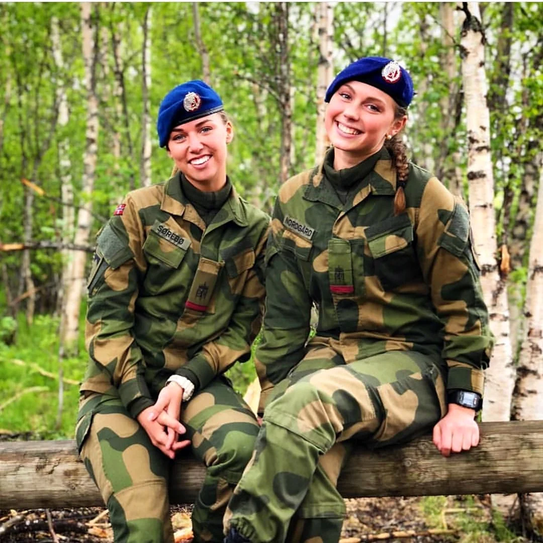 Норвежские девушки в военной форме
