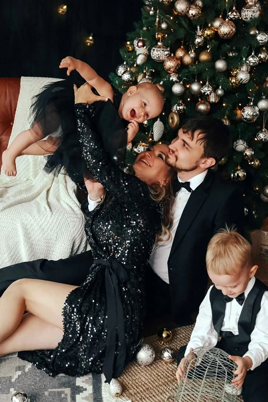 Новогодняя фотосессия семейная в черном стиле