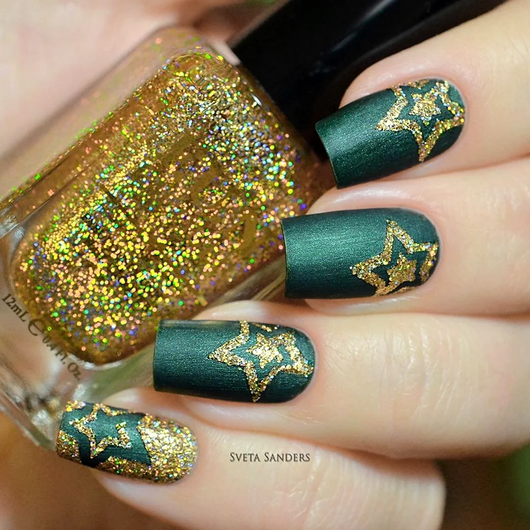 Новогодние ногти зеленые с золотым