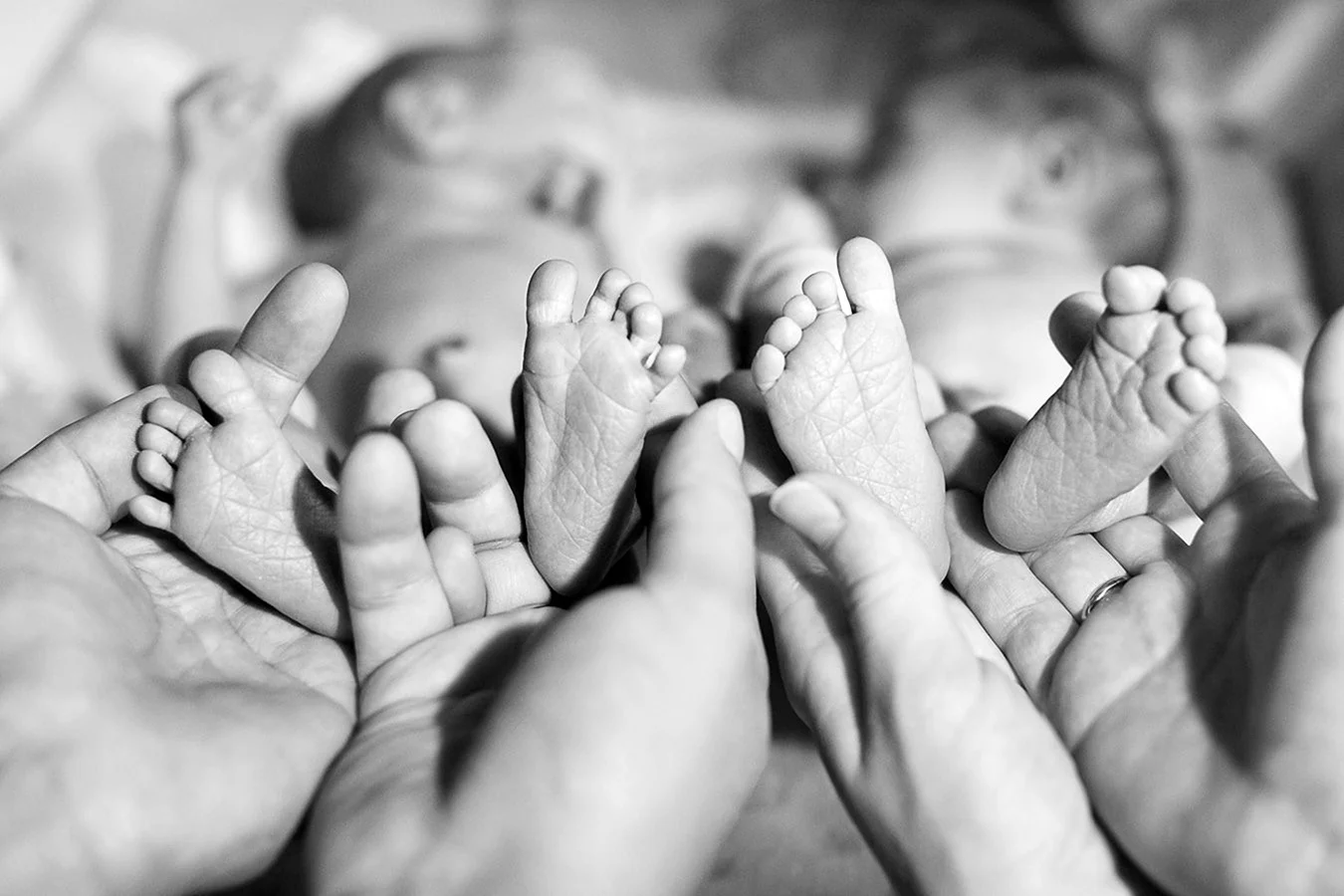 Ножки новорожденных близнецов